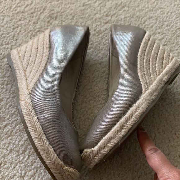 Jones Studio Gold Espdrilles Size 7 Gently Used - Picture 3 of 8